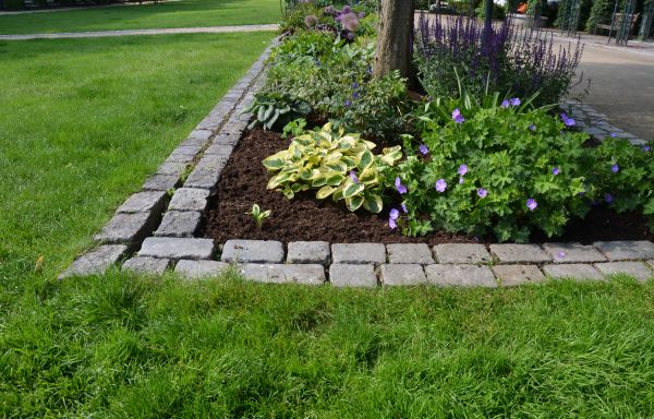 Flower Bed Mulching in Des Moines